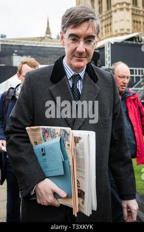 Giacobbe Rees-Mogg su College Green per interviste, Westminster. Dotato di: Giacobbe Rees-Mogg dove: Londra, Regno Unito quando: 12 Mar 2019 Credit: Wheatley/WENN Foto Stock