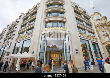 Parigi, Francia - 22 luglio 2017: Louis Vuitton fashion store di lusso a Champs Elysees, persone di passaggio a Parigi, Francia. Foto Stock