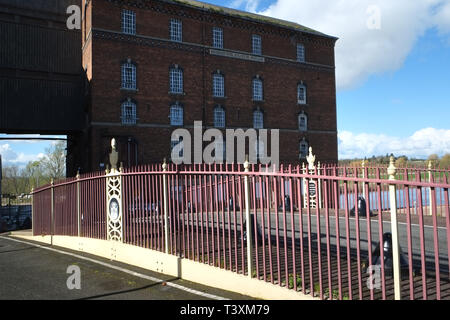 Il Iron Bridge sul Mill Avon, e Healings Flour Mills, noto anche come Borough Flour Mills, Tewkesbury, Gloucestershire, Inghilterra. Foto Stock