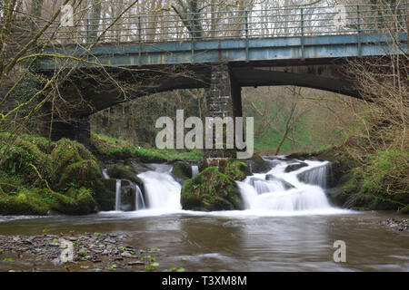 Fiume Duhonw sotto il ponte stradale B4520 vicino a Noyadd Farm a sud di Builth Wells, Powys, Galles. Il fiume è noto per la sua pesca alla trota Foto Stock