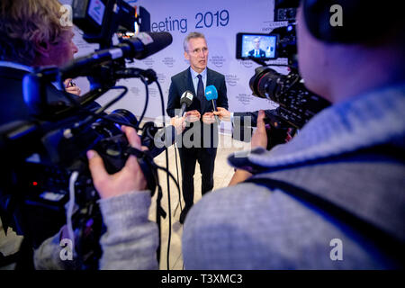 Il Segretario Generale della NATO Jens Stoltenberg parla ai media in occasione del Forum Economico Mondiale di Davos. Foto Stock