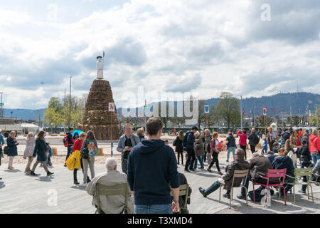 Zurigo, ZH / Svizzera - Aprile 8, 2019: persone incontro presso il Sechselauten festival di primavera a Zurigo per il tradizionale effige di bruciare il Boe Foto Stock