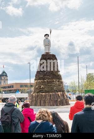 Zurigo, ZH / Svizzera - Aprile 8, 2019: persone incontro presso il Sechselauten festival di primavera a Zurigo per il tradizionale effige di bruciare il Boe Foto Stock