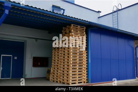 Pallet in una pila in un magazzino di produzione Foto Stock