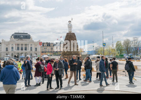 Zurigo, ZH / Svizzera - Aprile 8, 2019: persone incontro presso il Sechselauten festival di primavera a Zurigo per il tradizionale effige di bruciare il Boe Foto Stock