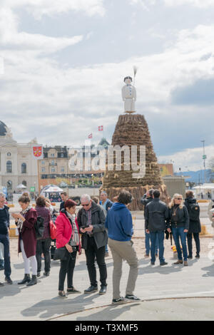 Zurigo, ZH / Svizzera - Aprile 8, 2019: persone incontro presso il Sechselauten festival di primavera a Zurigo per il tradizionale effige di bruciare il Boe Foto Stock