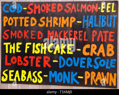 Gurneys, frutti di mare, shop, segno, pesce bagnato, pescheria, ha spinto i frutteti Farmshop, Thornham, Norfolk, Regno Unito. Foto Stock