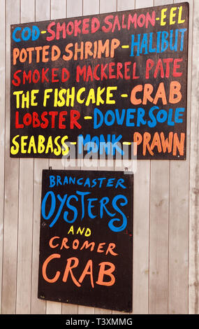 Gurneys, frutti di mare, shop, sign, pescheria, wet pesce, ha spinto i frutteti Farmshop, Thornham, Norfolk, Regno Unito Foto Stock