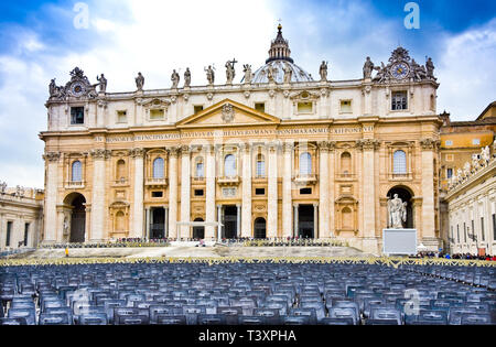 Righe di vecchie sedie vuote in piazza, Vaticano Foto Stock