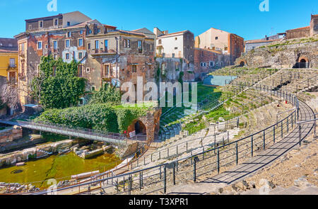 Gli edifici di vecchia costruzione su antiche rovine del teatro romano di Catania, Sicilia, Italia Foto Stock