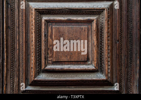 Frammento di un antica porta veneziana fatta di bog oak. Textured background, la texture del legno. Foto Stock