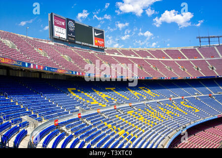 Barcellona, Spagna - Luglio 13, 2016: allo stadio di calcio Camp Nou interno con campo in erba e stand. Lo stadio è stato la casa del FC Barcelona poiché Foto Stock