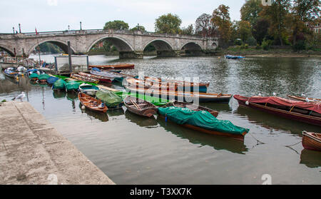 Noleggio imbarcazioni ormeggiate lungo la riva del fiume a Richmond upon Thames,Surrey, Inghilterra, Regno Unito Foto Stock