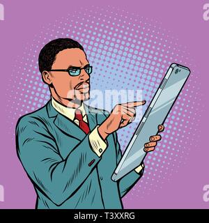 Imprenditore africano e smartphone con schermo di grandi dimensioni. La Pop art retrò illustrazione vettoriale kitsch vintage 50s 60s Illustrazione Vettoriale