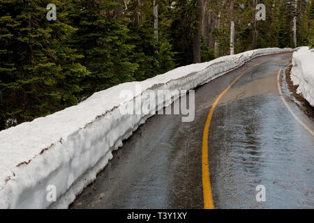 Neve impilate da strada rurale Foto Stock