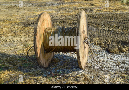 Lo svolgimento ad alta tensione il filo dalla spola storage bay. Foto Stock