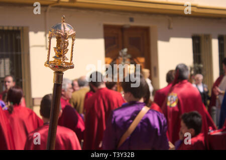 Dettaglio di un elemento religioso durante la Settimana Santa in Spagna, i Nazareni che partecipano al festival religioso sono sfocate in background Foto Stock