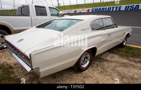 CONCORD, NC (USA) - Aprile 6, 2019: un 1966 Dodge Charger automobile sul display in Pennzoil AutoFair Classic Car Show a Charlotte Motor Speedway. Foto Stock