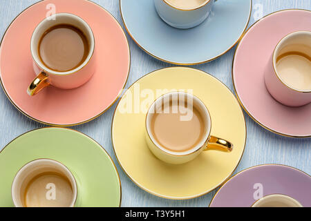 Set di pastello tazza di porcellana con caffè e vuoto, vista dall'alto Foto Stock
