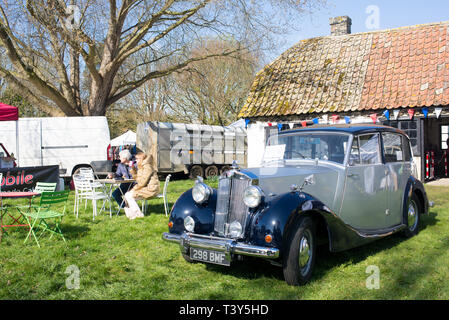 Thriplow, Cambridge, Inghilterra, Regno Unito - Marzo 2019: vecchio classico vintage Triumph Renown auto parcheggiate sul prato di fronte all antica inglese britannico tradizionale cott Foto Stock
