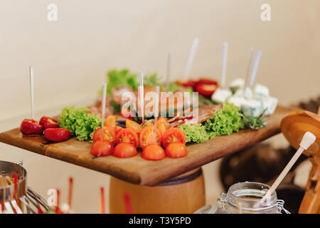 Festosa buffet salato, carne, pesce e patatine, palline di formaggio e altre specialità per la celebrazione di matrimoni e altri eventi ben decorate Foto Stock