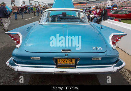 CONCORD, NC (USA) - Aprile 6, 2019: UN 1960 DeSoto automobile sul display in Pennzoil AutoFair Classic Car Show a Charlotte Motor Speedway. Foto Stock