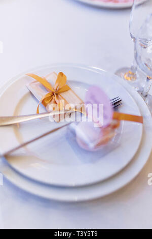 I piatti su tavoli per banchetti, servendo bicchieri, cucchiai e piastre in ristorante Foto Stock