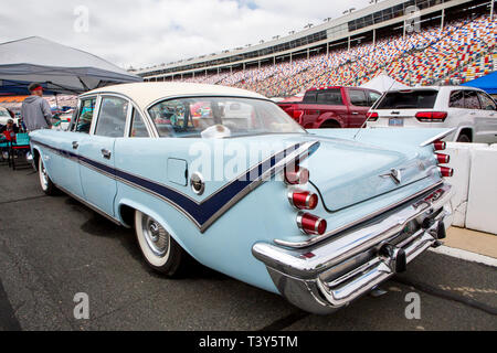 CONCORD, NC (USA) - Aprile 6, 2019: UN 1959 DeSoto automobile sul display in Pennzoil AutoFair Classic Car Show a Charlotte Motor Speedway. Foto Stock