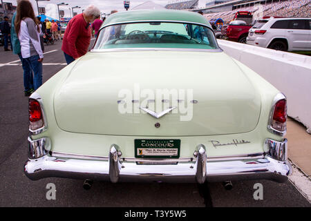 CONCORD, NC (USA) - Aprile 6, 2019: UN 1955 DeSoto automobile sul display in Pennzoil AutoFair Classic Car Show a Charlotte Motor Speedway. Foto Stock