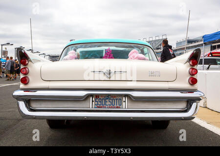 CONCORD, NC (USA) - Aprile 6, 2019: UN 1959 DeSoto automobile sul display in Pennzoil AutoFair Classic Car Show a Charlotte Motor Speedway. Foto Stock