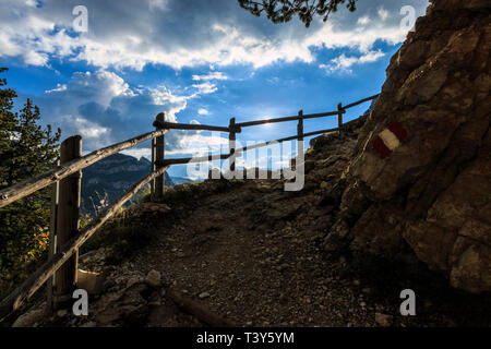 Salendo la ripida bot bellissima pista che dalla Capanna Alpina in Val Badia vi porta fino alla Malga di Fanas, un meraviglioso altopiano a circa 2000 Foto Stock