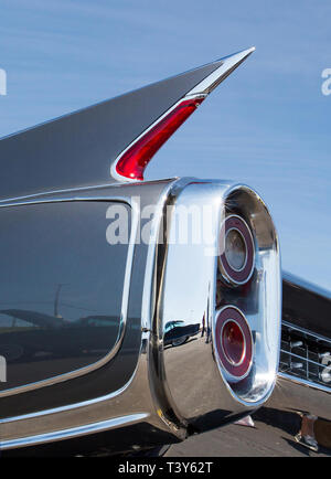 CONCORD, NC (USA) - Aprile 6, 2019: UN 1960 Cadillac Eldorado Biarritz automobile sul display in Pennzoil AutoFair Classic Car Show a Charlotte Mot Foto Stock