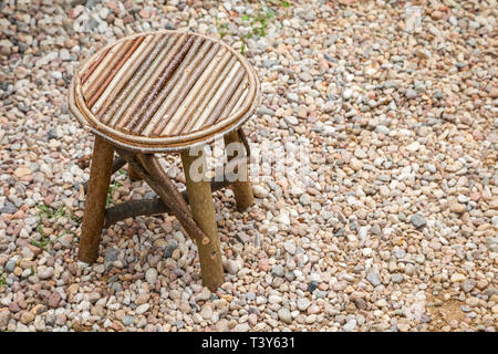 Rustico semplice sedia in legno. Sgabello retrò su sfondo Sassifraga aranciata. Foto Stock