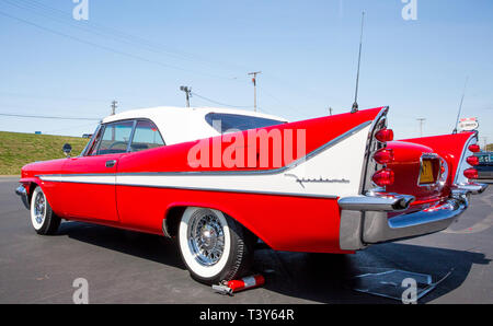 CONCORD, NC (USA) - Aprile 6, 2019: UN 1958 DeSoto automobile sul display in Pennzoil AutoFair Classic Car Show a Charlotte Motor Speedway. Foto Stock