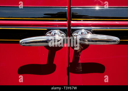 CONCORD, NC (USA) - Aprile 6, 2019: primo piano del suicidio maniglie di porte su un 1930 Erskine automobile sul display in Pennzoil AutoFair Classic Car Show un Foto Stock