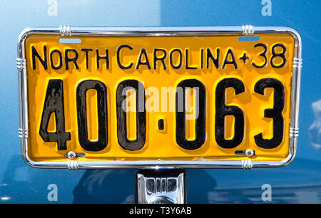 CONCORD, NC (USA) - Aprile 6, 2019: Antichi North Carolina auto piastra di licenza sul display del Pennzoil AutoFair Classic Car Show a Charlotte Motor Foto Stock