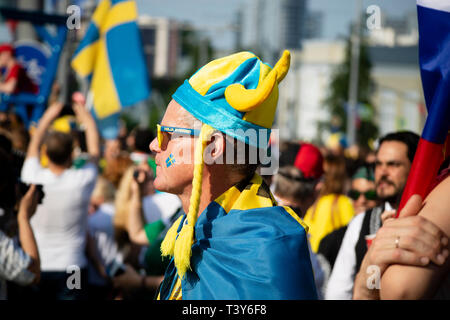 Grave-cercando svedese ventola maschio in blu e giallo corno vichingo casco e occhiali da sole - Coppa del Mondo FIFA Russia 2018 Messico v Svezia, Ekaterinburg Foto Stock