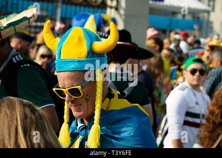 Sorridente svedese ventola maschio in blu e giallo corno vichingo casco e occhiali da sole - Coppa del Mondo FIFA Russia 2018 Messico v Svezia, Ekaterinburg Foto Stock