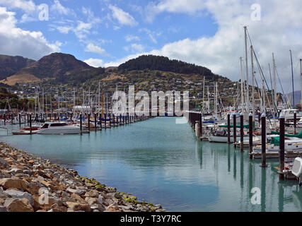 La recentemente aggiornato e migliorato e Lyttelton Marina & Barche con la città sullo sfondo a una giornata autunnale. Foto Stock