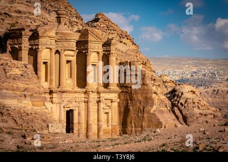 Annuncio Deir ("il monastero"; in arabo: الدير ), noto anche come El Deir, è un edificio monumentale scolpito nella roccia nella antica città giordana di Petra. Foto Stock