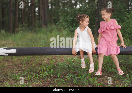 Migliore happy amici a giocare nel parco di estate Foto Stock