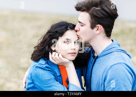 Giovani piuttosto giovane - un ragazzo e una ragazza trascorrere del tempo insieme. Foto Stock