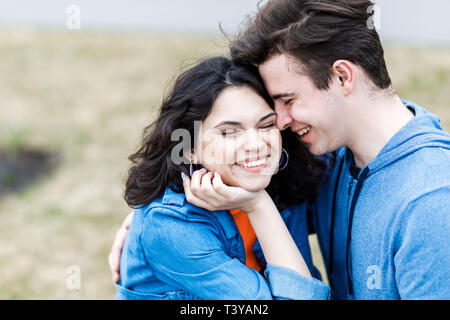 Giovani piuttosto giovane - un ragazzo e una ragazza trascorrere del tempo insieme. Foto Stock