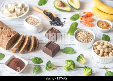 Assortimento di magnesio-ricchi alimenti sullo sfondo di legno Foto Stock