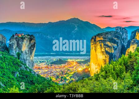 Santa Trinità il monastero e il villaggio di Kalambaka al blue ora Meteora, Grecia. Foto Stock