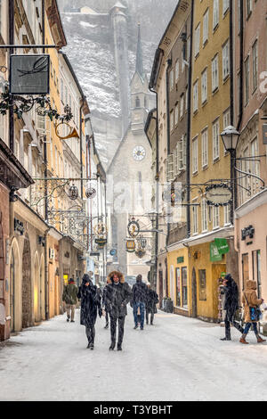 Getreidegasse mall pedonale coperto di neve, Salisburgo, Austria Foto Stock