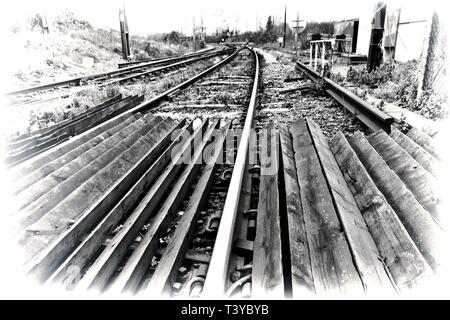 Bianco e nero immagine retrò di vista verso il basso i binari ferroviari Foto Stock