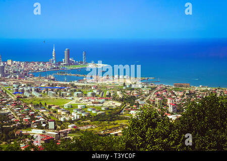 Vista dall'alto dalla piattaforma di osservazione sulla città di Batumi, Georgia. Foto Stock