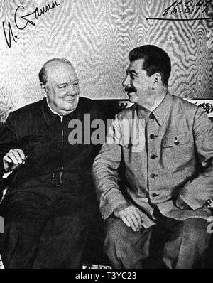 Winston Churchill con Joseph Stalin a un banchetto in suo onore nel Cremlino di Mosca. Il 16 agosto 1942 Foto Stock