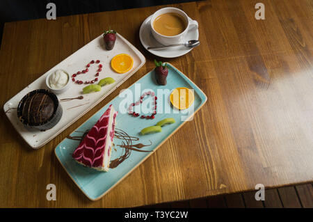 In curato portagiornali torte e dolci Foto Stock